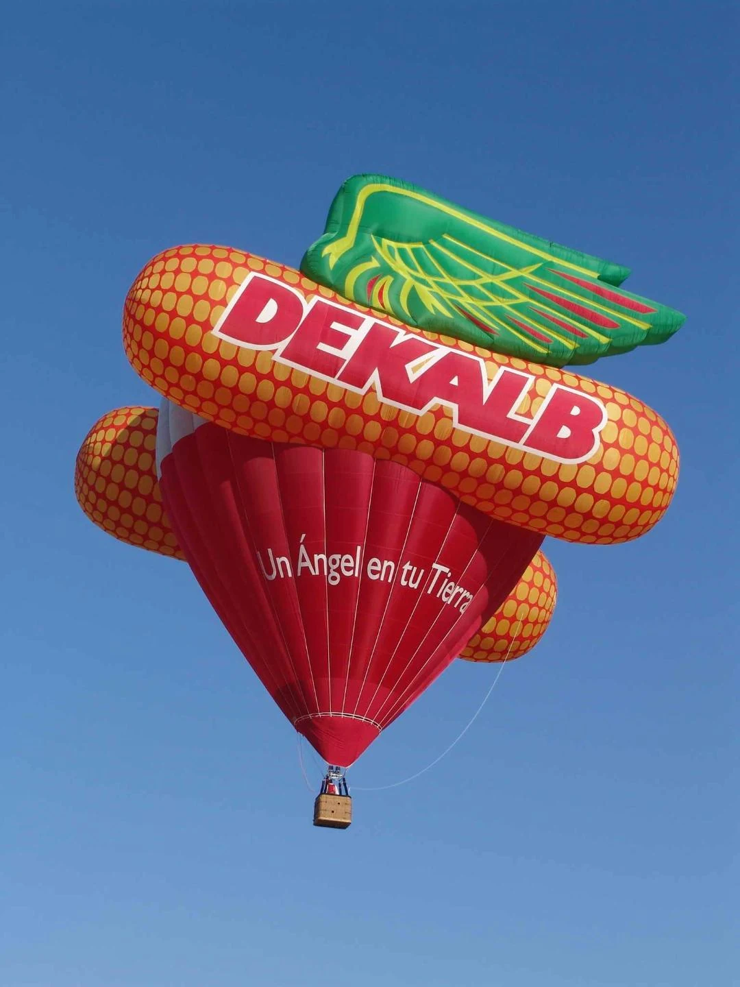 Globo aerostático corporativo DEKALB de forma especial con elementos inspirados en el maíz y alas